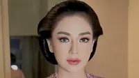 Celine memberikan kesan mendalam lewat penampilannya yang menghormati budaya tradisional.  [Foto: instagram/ Celine Evangelista]