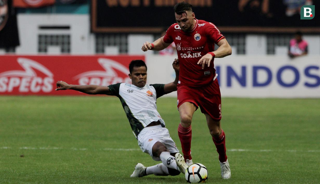 Kiper PS TIra, Syahrul Trisna, membuang bola saat melawan Persija Jakarta pada laga Liga 1 di Stadion Wibawa Mukti, Jawa Barat, Sabtu (10/11). Kedua klub bermain imbang 0-0. (Bola.com/Yoppy Renato)