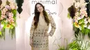 Nia Ramadhani terlihat elegan dengan kaftan dress bernuansa keemasan. Silet minimalis berhasil hadirkan kemewahan pada tampilan.  [Foto: Minimal]