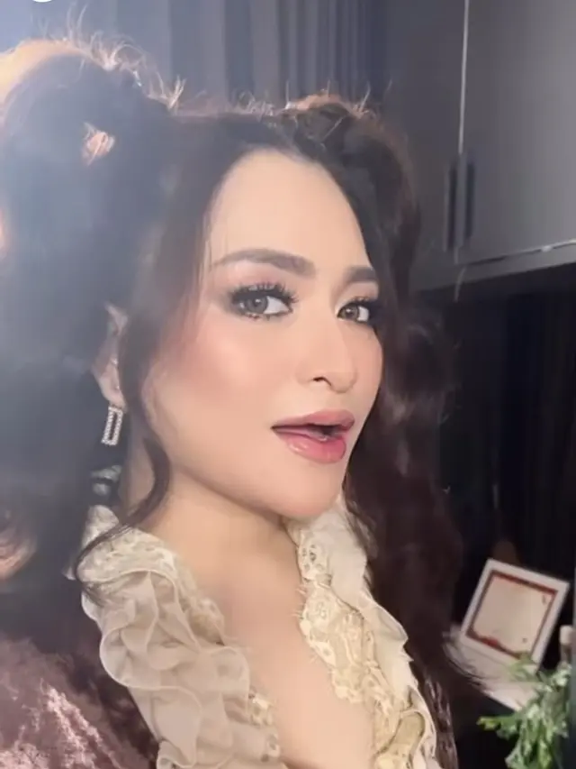 Rambut Diikat Nathalie Holscher