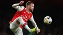 Karier Calum Chambers di Arsenal bisa dibilang naik turun sejak bergabung pada 2014 silam. Ia sempat dipinjamkan dua kali menuju ke Middlesbrough dan Fulham. Kontraknya tercatat akan habis pada 30 Juni 2022, namun akhir-akhir ini ia merupakan bek sayap andalan Arteta. (AFP/DANIEL LEAL-OLIVAS)