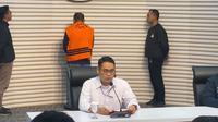 Komisi Pemberantasan Korupsi (KPK) menetapkan Kepala Dinas Pendidikan Maluku Utara (Malut), Imran Jakub ditetapkan sebagai tersangka atas kasus gratifikasi jabatan di lingkungan Pemerintahan Provinsi Malut tahun 2019-2024. (Foto: Merdeka.com/Rahmat Baihaqi).
