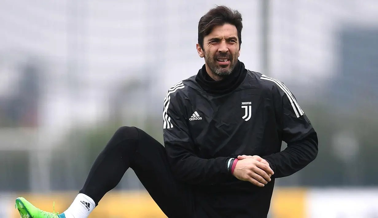 Kiper Juventus, Gianluigi Buffon melakukan pemanasan saat mengikuti latihan Juventus Training Centre di Vinovo (10/4). Pada leg pertama Juventus takluk 3-0 atas Real Madrid di kandang sendiri. (AFP Photo/Marco Bertorello)