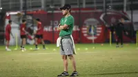 Pelatih Timnas Indonesia, Shin Tae-yong memimpin latihan menjelang laga FIFA Matchday melawan Burundi di lapangan latih 2, Jakarta International Stadium (JIS), Jakarta, Kamis (23/03/2023). Pada waktu yang bersamaan, Persija Jakarta juga menggelar latihan di lapangan latih 1 JIS. (Bola.com/Bagaskara Lazuardi)