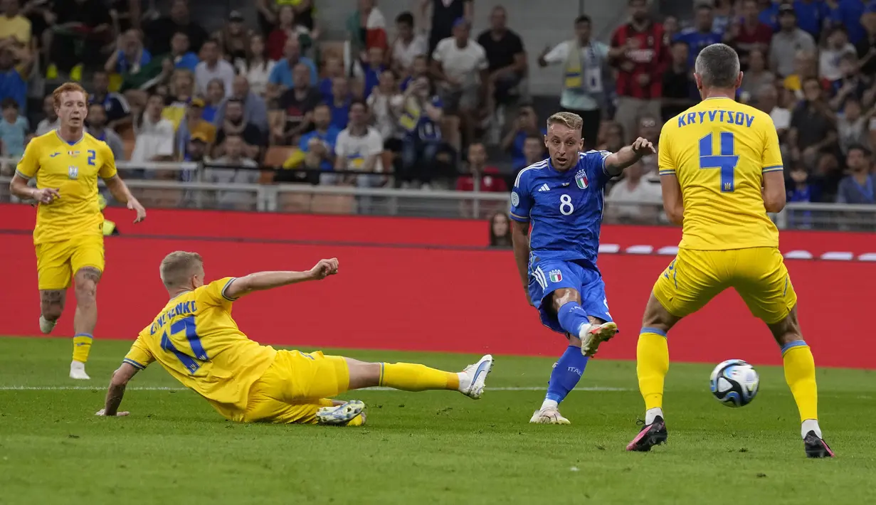 Gelandang Timnas Italia, Davide Frattesi (tengah) melepaskan tendangan yang menghasilkan gol pertama timnya ke gawang Timnas Ukraina pada laga Grup C Kualifikasi Euro 2024 di San Siro Stadium, Milan, Rabu (13/9/2023) dini hari WIB. (AP Photo/Antonio Calanni)