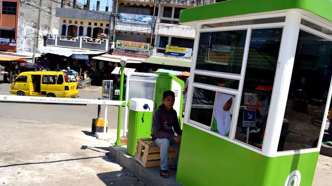Mogok jualan para pedagang pasar karena omset mereka terus berkurang sejak parkir elektronik diberlakukan..