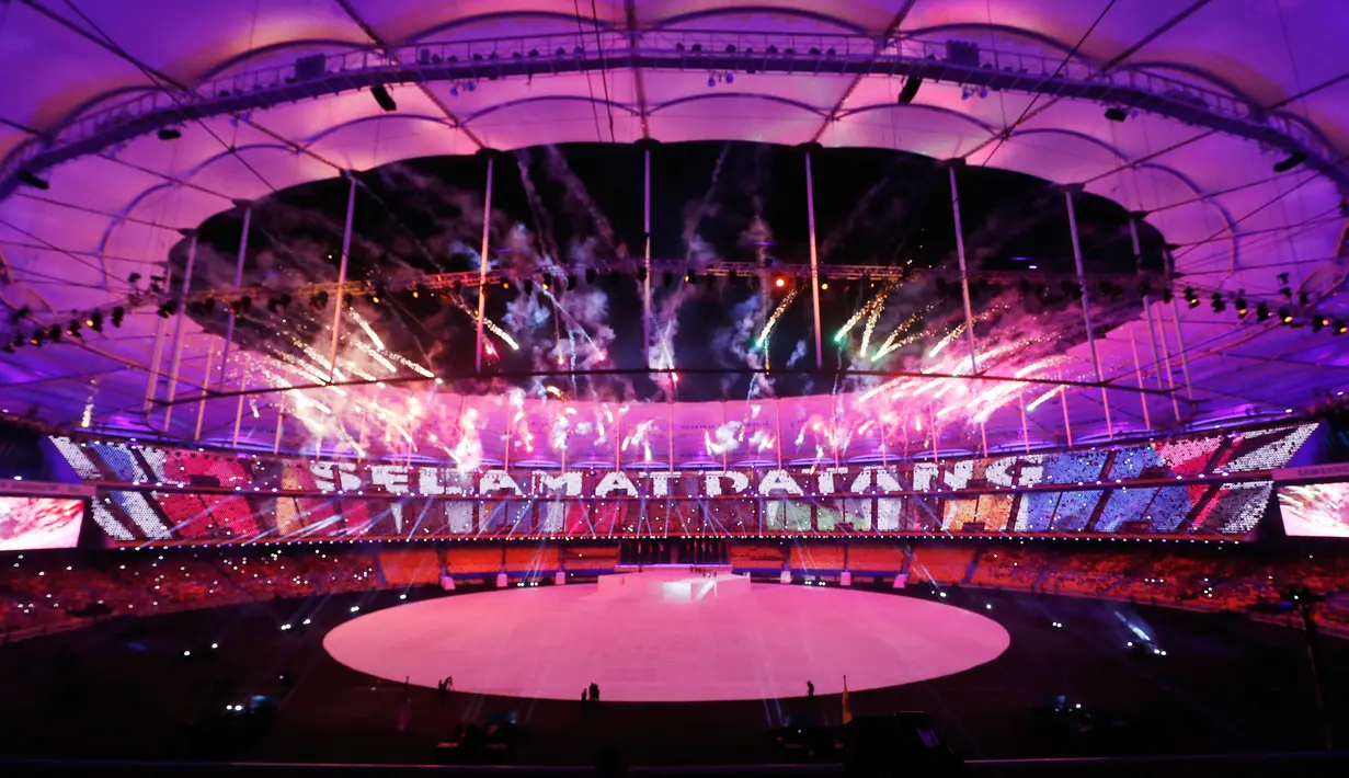 Kembang api dilepaskan saat Upacara Pembukaan Sea Games Asia Tenggara ke-29 di Kuala Lumpur, Malaysia, Sabtu, (19/08/2017). (AP Photo / Vincent Thian)