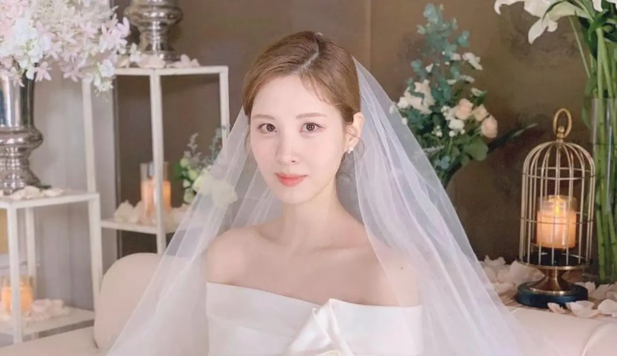 Dalam drama Private Lives yang dibintangi Seohyun SNSD, perempuan berusia 30 tahun ini mengenakan off-the-shoulder dress warna putih yang dilapisi tulle pada bagian rok (Instagram/seojuhyun_s).