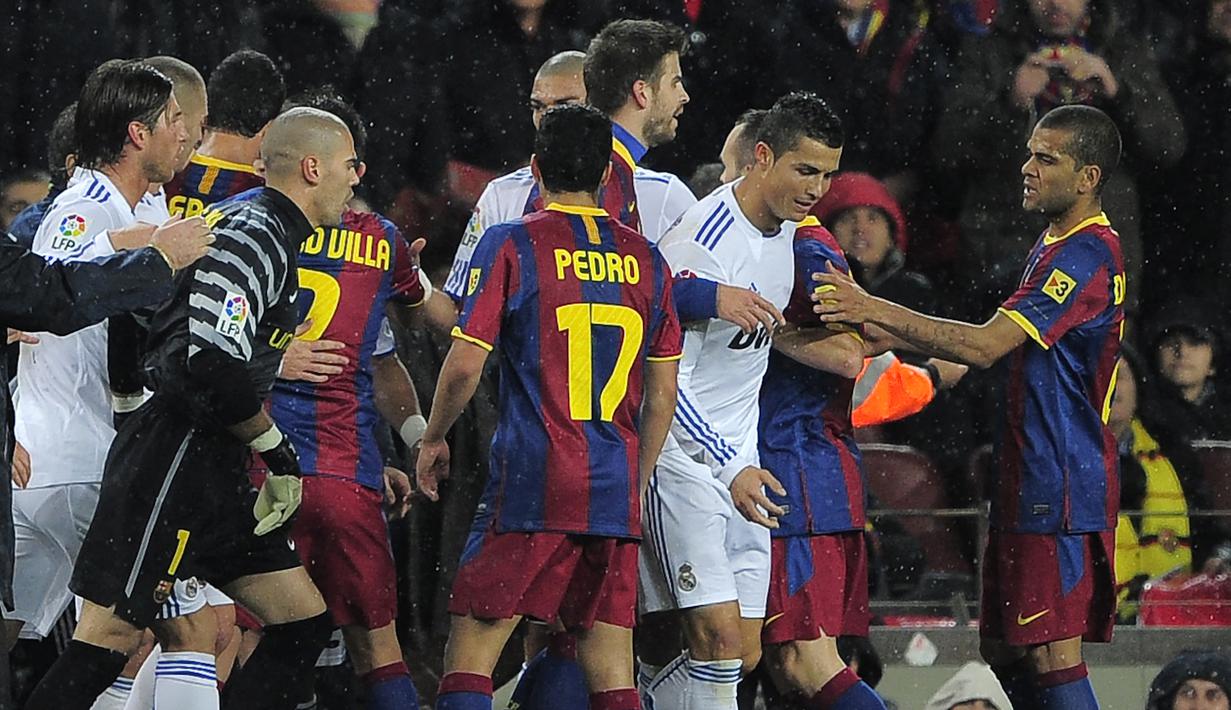 Real Madrid kalah 0-5 dari Barcelona. Kekalahan dalam laga Liga Spanyol musim 2010/2011 yang digelar di Camp Nou, 29 November 2010 ini diwarnai dengan permainan keras yang dibumbui keributan antar-pemain yang menyebabkan kapten Real Madrid Sergio Ramos diusir wasit. (AFP/Josep Lago)
