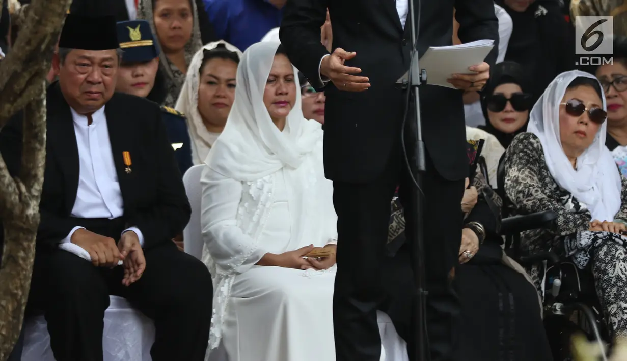 Presiden ke-6 RI Susilo Bambang Yudhoyono (kiri) menangis saat prosesi pemakaman sang istri Ani Yudhoyono di TMP Kalibata, Jakarta, Minggu (2/6/2019). Ani Yudhoyono dimakamkan secara militer. (Liputan6.com/JohanTallo)