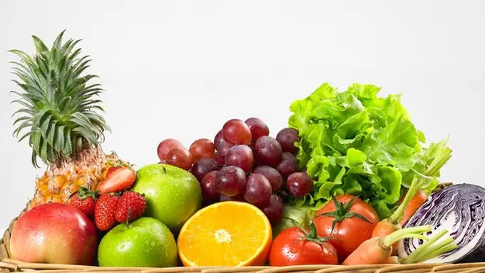 Berbagai jenis buah dan sayur dalam sebuah keranjang (Foto Dok: Freepik/EyeEm)