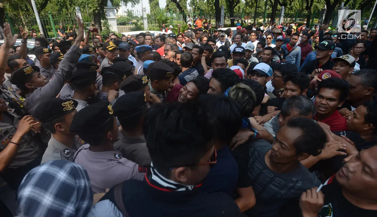 Aliansi Driver Online atau Aliando terlibat aksi saling dorong dengan polisi saat menggelar demo di Jalan Medan Merdeka Barat, Jakarta, Rabu (28/3). (Merdeka.com/Imam Buhori)
