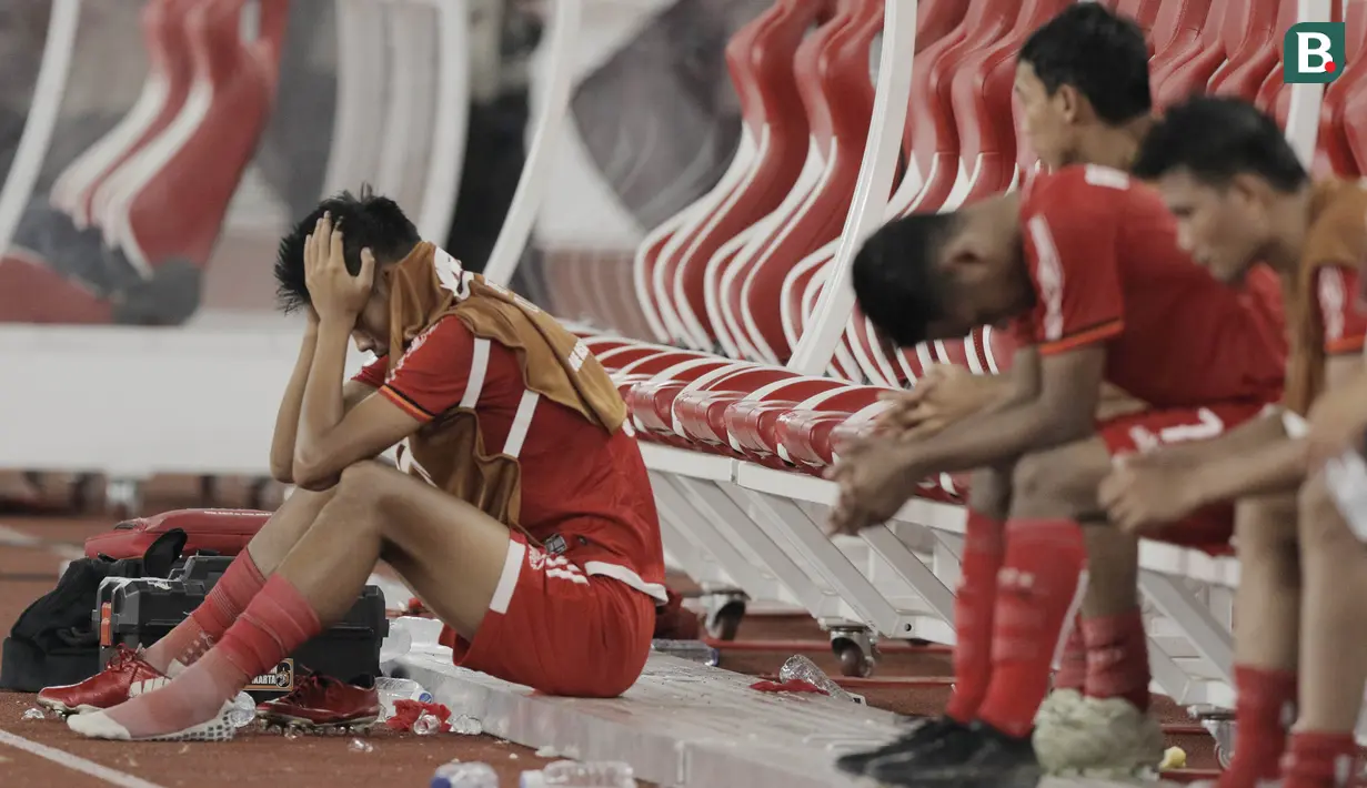 Pemain Persija Jakarta tampak kecewa usai disingkirkan Home United pada laga Piala AFC di SUGBK, Jakarta, Selasa (15/5/2018). Persija takluk 1-3 dari Home United. (Bola.com/M Iqbal Ichsan)