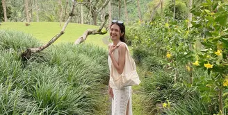 Trip honeymoon Mikha Tambayong masih berlanjut, dan kita akan menyukai outfinya. [@miktambayong]