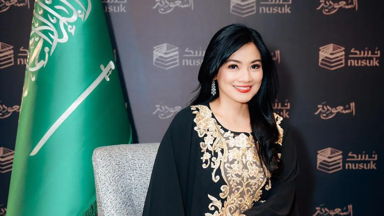 Gaya Santun Tapi Elegan dari Titi Kamal Kenakan Kaftan Hitam Gold, Vibesnya Sultan Banget
