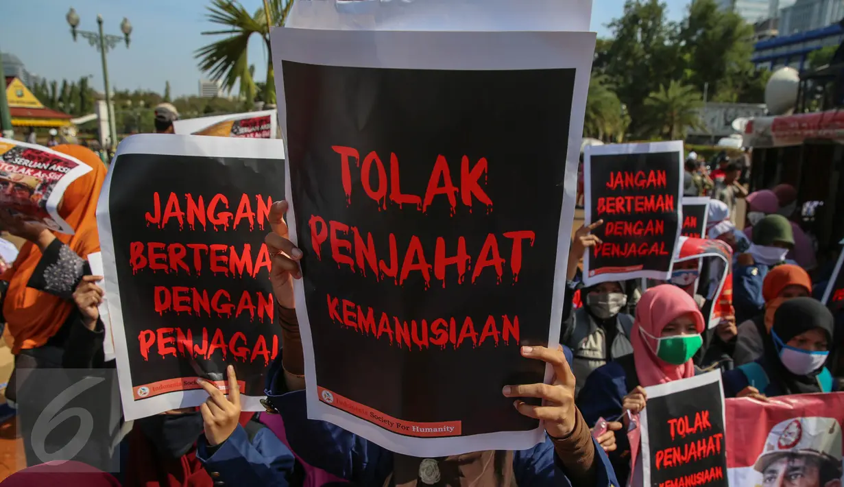 Massa membawa poster saat menggelar aksi di depan Istana Negara, Jakarta, Kamis (3/9/2015). Massa menolak kedatangan Presiden Mesir Abdel Fatah Al Sisi ke Indonesia terkait pelanggaran HAM dan demokrasi di Mesir. (Liputan6.com/Faizal Fanani)