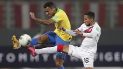 Bek Brasil, Danilo, berebut bola dengan gelandang Peru, Christofer Gonzales, pada laga lanjutan kualifikasi Piala Dunia 2022 zona Amerika Selatan, di Estadio Nacional de Lima, Rabu (14/10/2020) pagi WIB. Brasil menang 4-2 atas Peru. (AFP/Sebastian Castaneda/various sources)