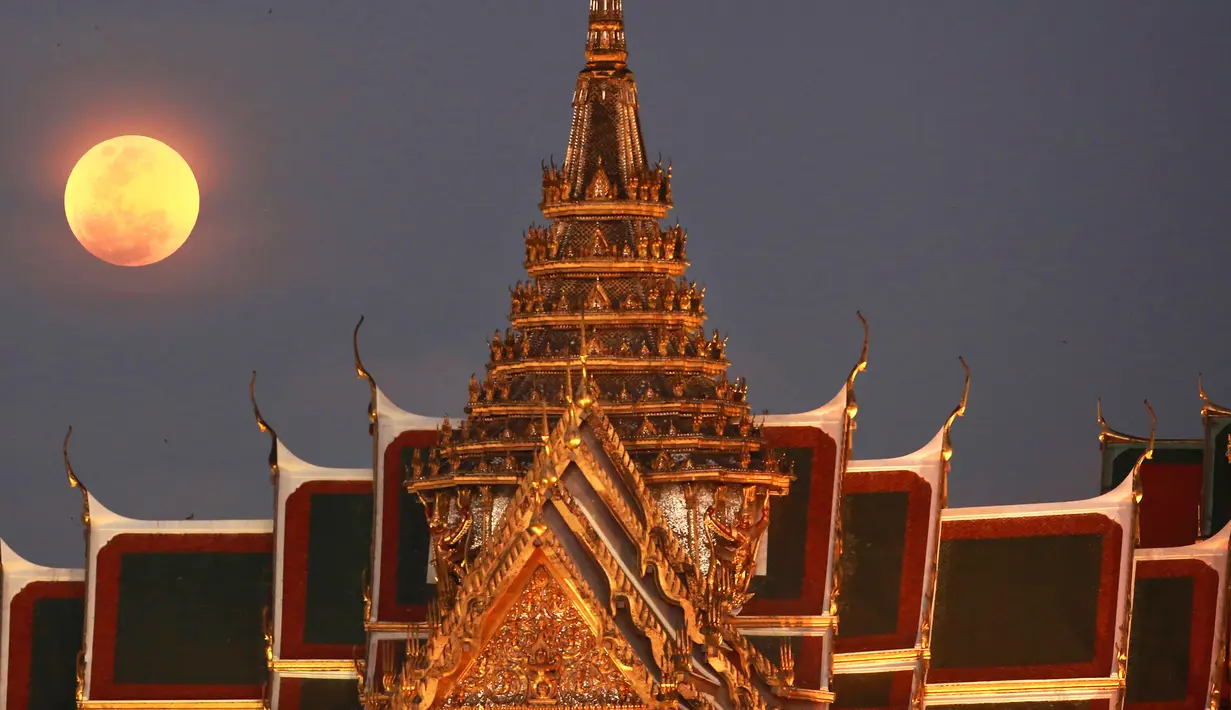 Pemandangan ketika supermoon terlihat dari samping Grand Palace di Bangkok, Thailand, Rabu (31/1). (AP Photo/Sakchai Lalit)