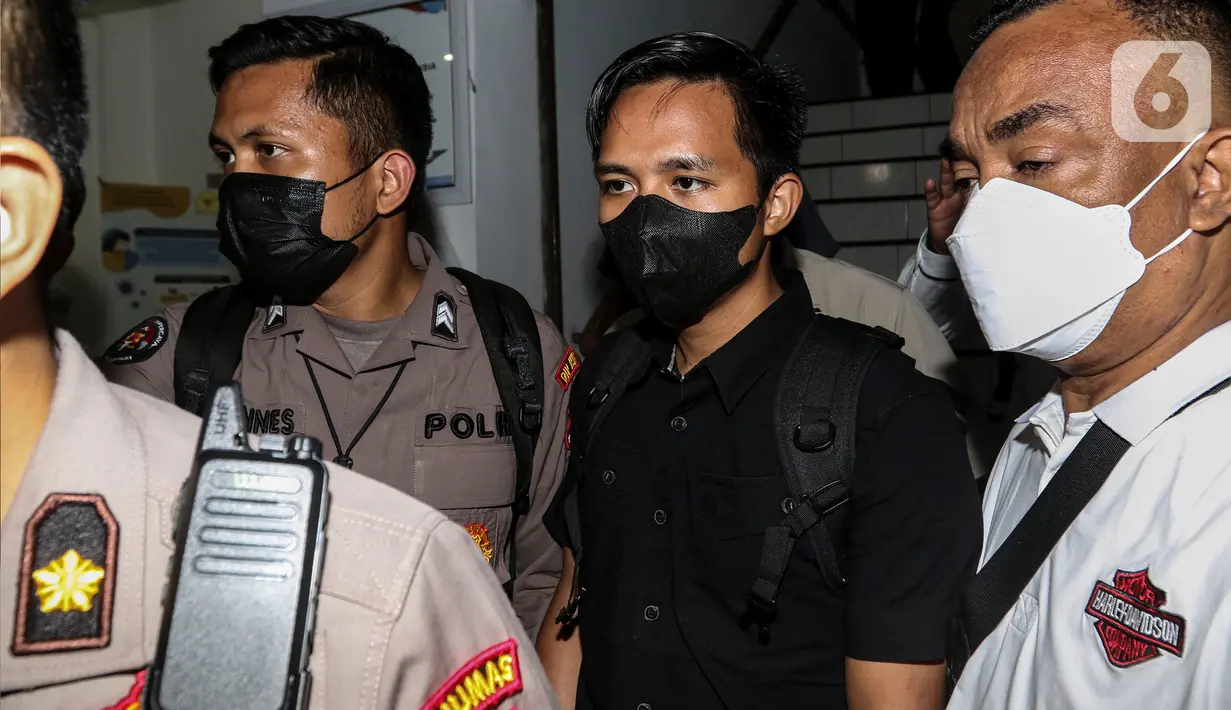 Ajudan Irjen Pol Ferdy Sambo, Bhayangkara Dua Richard Eliezer Pudihang Lumiu atau Bharada E (baju hitam) berjalan keluar usai pemeriksaan di Kantor Komnas HAM, Jakarta, Selasa (26/7/2022). Bharada E keluar dengan pengawalan dan tanpa mengucapkan apapun. (Liputan6.com/Johan Tallo)