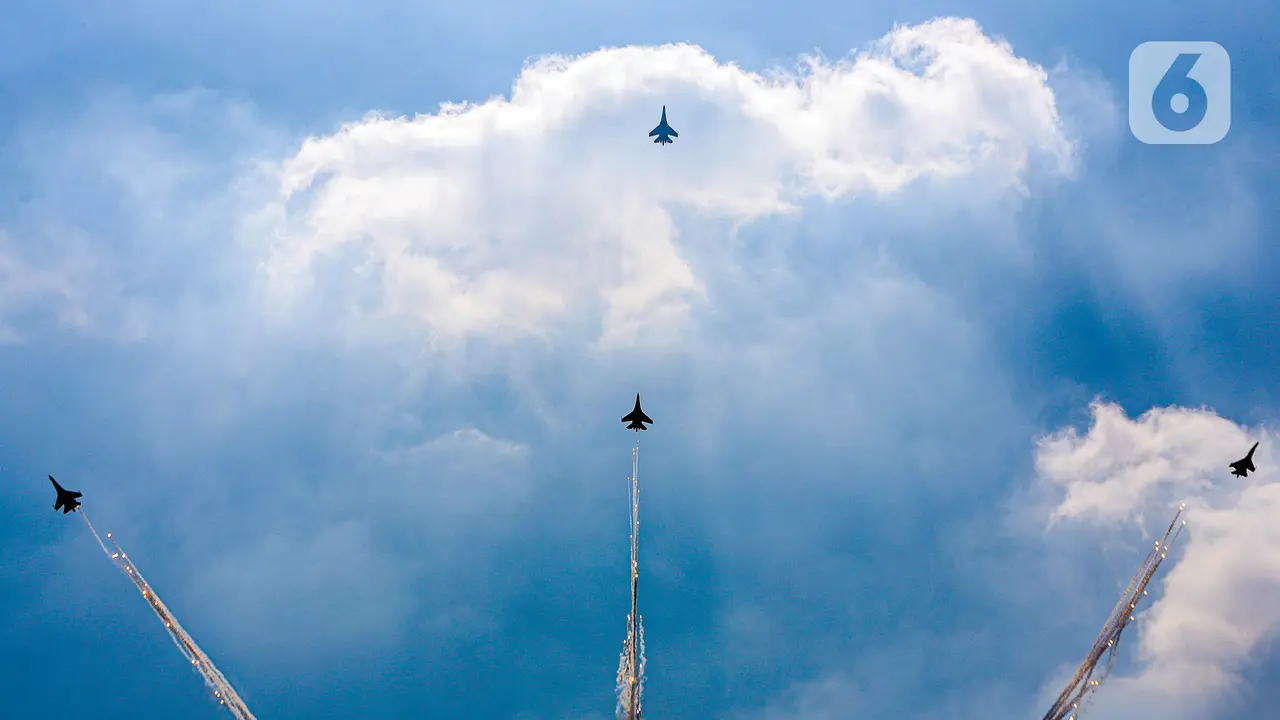 HUT TNI AU, Jet Tempur Bentuk Formasi 77 di Langit Jakarta