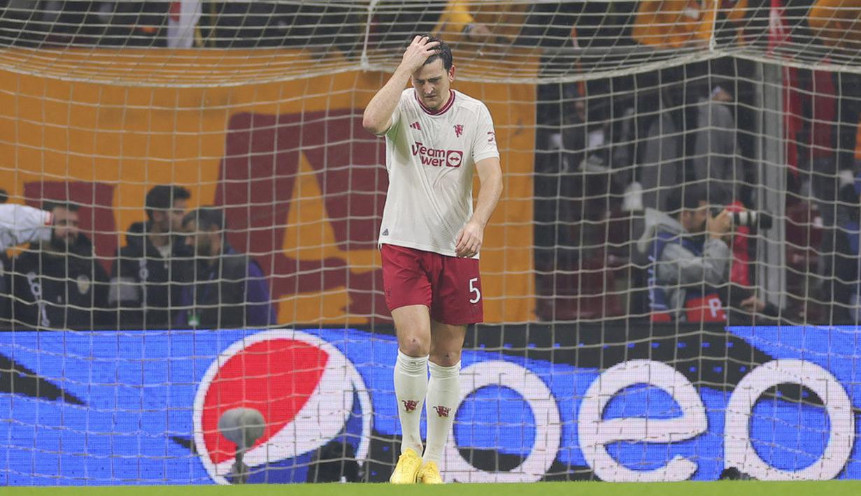 Pemain Manchester United, Harry Maguire, tampak kecewa setelah ditahan imbang Galatasaray pada laga grup A Liga Champions di Stadion Rams Park, Kamis (30/11/2023). Hasil tersebut tidak mengubah posisi kedua tim di klasemen grup A. MU tertahan di posisi buncit sementara Galatasaray bertengger di peringkat dua. (AP Photo)