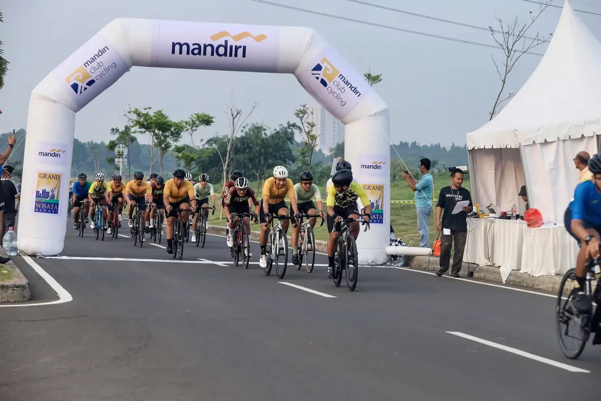 Sekitar 150 pebalap ikut Porseni Bank Mandiri 2024 untuk cabang olahraga balap sepeda pada akhir pekan kemarin, Sabtu 5 Oktober 2024 di kawasan East Gateway Boulevard Grand Wisata Bekasi, Jawa Barat.