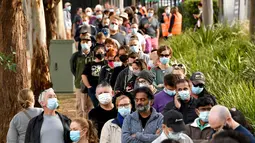 Antrean warga Sydney di luar pusat vaksinasi Covid-19 di Sydney, Australia, Kamis (24/6/2021). Sebagian besar warga Sydney dilarang meninggalkan kota untuk menghentikan penyebaran virus corona Covid-19 varian Delta yang sangat menular ke wilayah lain. (SAEED KHAN / AFP)
