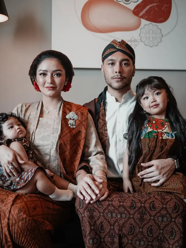 Model Baju Adat Jawa di Pemotretan Keluarga Siti Badriah (Instagram/@krissitifam)