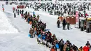 Pemancing antre untuk mengumpulkan hadiah mereka saat Brainerd Jaycees Ice Fishing Extravaganza tahunan ke-32 di Gull Lake's Hole, Minnesota pada 29 Januari 2022. Hampir 10.000 pemancing dari Minnesota dan negara bagian lain menghadiri kontes memancing es amal terbesar di dunia. (Kerem Yucel/AFP)