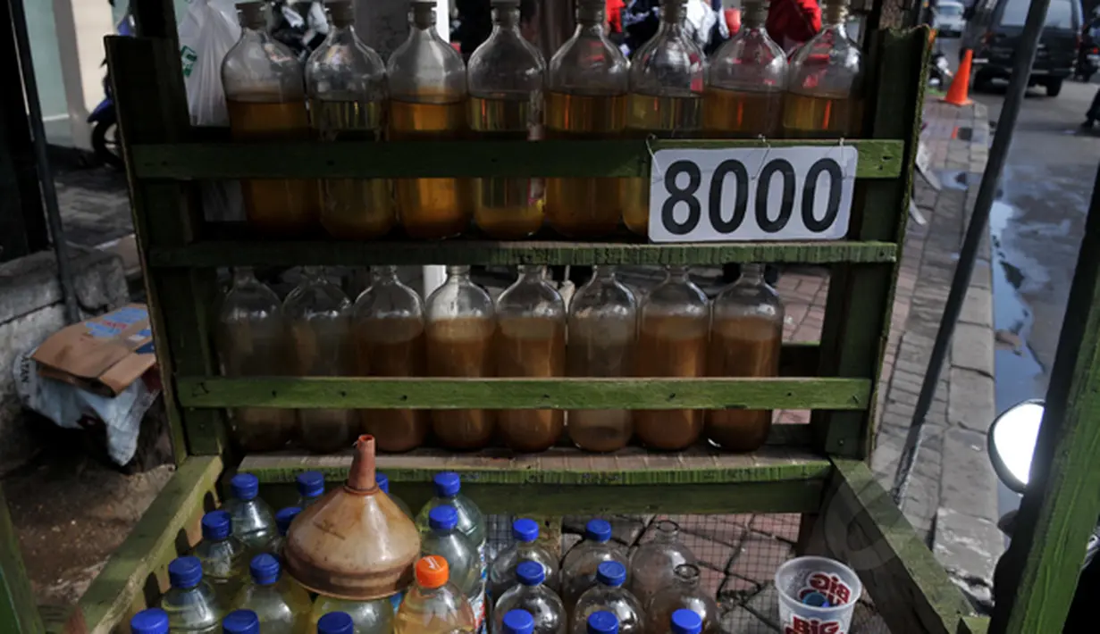 Pedagang bensin eceran jenis premium di kawasan Petamburan, Jakarta, Senin (2/3/2015). Pemerintah kembali menaikkan harga BBM jenis Premium sebesar Rp 200 per liter per 1 Maret 2015 pukul 00.00 WIB. (Liputan6.com/Johan Tallo)