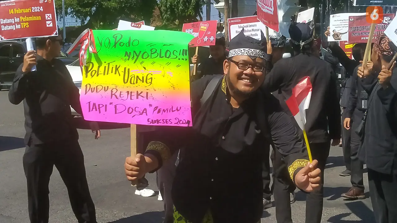 Prosesi kirab Pemilu 2024 di Banyuwangi untuk tikatkan partisipasi pemili (Hermawan Arifianto/Liputan6.com)
