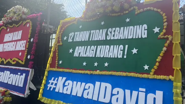 Karangan bunga dukungan untuk David Ozora di depan Pengadilan Negeri Jakarta Selatan, Selasa (13/6/2023). PN Jakarta Selatan hari ini menggelar sidang terdakwa Mario Dandy dan Shane Lukas.