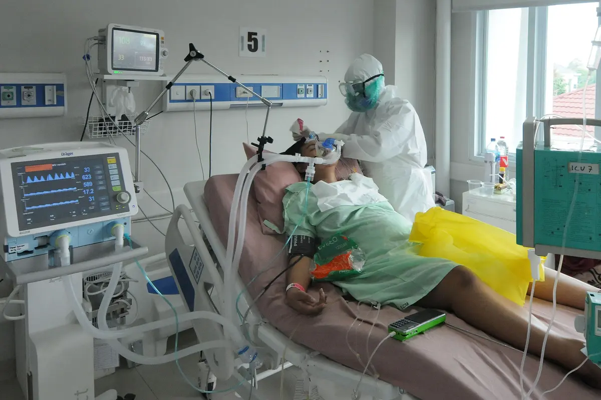 FOTO: Perjuangan Paramedis Merawat Pasien COVID-19 di RSUD Kota Bogor