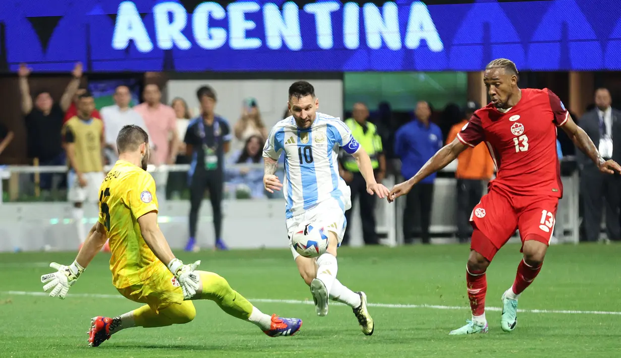 Pemain Argentina, Lionel Messi (tengah) berusaha mencetak gol ke gawang Kanada yang dijaga Maxime Crepeau (kiri) pada laga Grup A Copa America 2024 di Mercedes-Benz Stadium, Atlanta, Georgia, Jumat (21/06/2024). (AFP/Todd Kirkland)