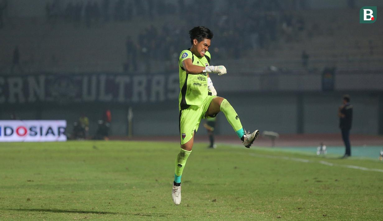 Kiper Persita Tangerang, Kartika Ajie, meluapkan kebahagiaanya setelah berhasil menaklukkan RANS Nusantara FC pada pekan ke-20 BRI Liga 1 2023/2024 di Stadion Indomilk Arena, Tangerang, Kamis (23/11/2023). (Bola.com/M Iqbal Ichsan)