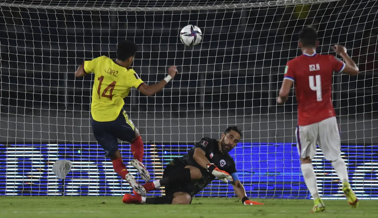 Penyerang Kolombia, Luis Diaz mencetak gol ke atas kiper Chile, Claudio Bravo pada lanjutan Kualifikasi Piala Dunia 2022 zona Amerika Selatan di Estadio Metropolitano Roberto Meléndez, Jumat (10/9/2021). Dua gol Miguel Borja memastikan Kolombia menang 3-1 atas Chile.  (Juan BARRETO/AFP)