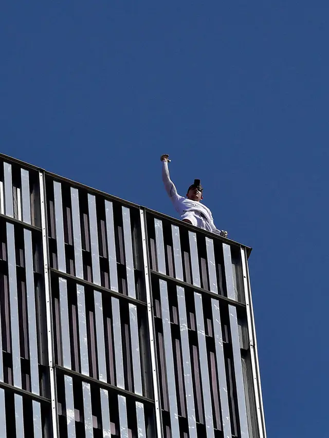 Nekat, Pria Inggris Panjat Gedung Pencakar Langit di Barcelona Tanpa Alat Pengaman