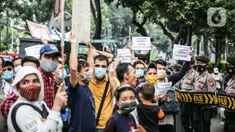 Para pencari suaka melakukan aksi unjuk rasa di depan kantor UNHCR, Jakarta, Selasa (18/8/2020). Dalam aksinya mereka meminta pertanggung jawaban dari UNHCR karena hingga saat ini banyak para pencari suaka tidak mendapatkan kejelasan akan nasibnya di Indonesia. (Liputan6.com/Faizal Fanani)
