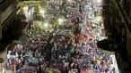 Sejumlah warga berbelanja di Al Ataba, pasar yang populer di pusat kota Kairo, Mesir, Rabu (15/7/2015). Muslim di seluruh dunia sedang mempersiapkan untuk menyambut datangnya Hari Raya Idul Fitri. (REUTERS/Mohamed Abd El Ghany)