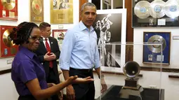 Presiden AS, Barcak Obama melihat piala Grammy Award yang didapat Bob Marley di Kingston, Jamaika (8/4). Presiden Obama datang ke museum sang legendaris musik Reggae sebelum melakukan pertemuan dengan para pemimpin dari CARICOM. (REUTERS/Jonathan Ernst)