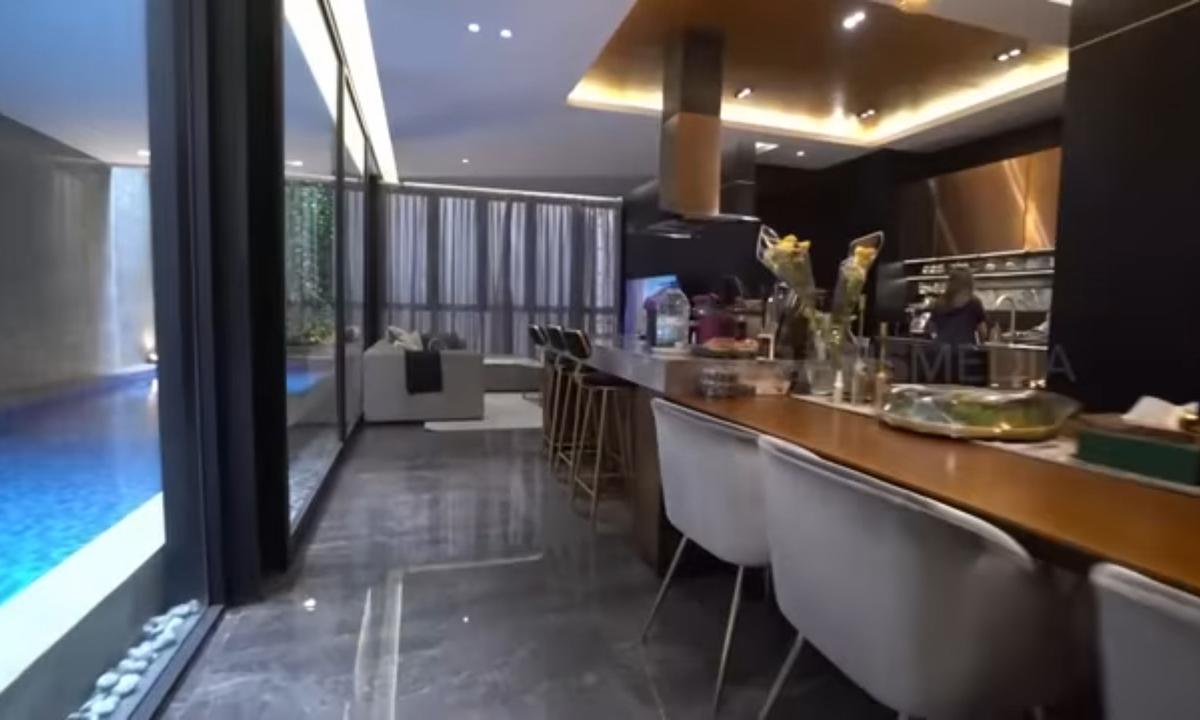 5 Potret Mewah Dapur Nisya Ahmad, Konsep Open Space di Samping Kolam Renang - Elegan dengan Sentuhan Warna Emas
