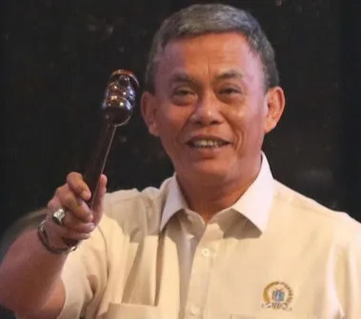 "Masuk, waktu PPAPBD (pertanggungjawaban anggaran APBD) dia datang di Komisi C. Masih lapor sama saya, pak ketua saya hadir di komisi," kata dia.