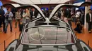 Para pengunjung mengunjungi stan Mercedes-Benz saat gelaran Beijing Auto Show 2026 atau Auto China 2026, Jumat 24 April 2026. (AP Photo/Ng Han Guan)