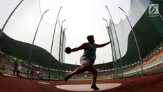 Atlet Jawa Barat, Fahri Suryansyah, bersiap melakukan lemparan saat Kejurnas Atletik nomor lempar cakram U-20 di Stadion Pakansari, Bogor, Selasa (6/8/2019). Kejurnas tahun ini juga dilakukan untuk kualifikasi menjelang PON. (Bola.com/Peksi Cahyo)