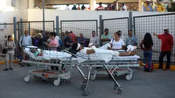 Sejumlah pasien dievakuasi dari sebuah gedung rumah sakit saat terjadi gempa kuat di Veracruz, Meksiko (16/2). Gempa bumi berkekuatan 7,2 Skala Richter (SR) mengguncang Meksiko. (AP Photo/Felix Marquez)