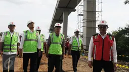 Menteri Perhubungan Budi Karya Sumadi memantau lokasi pembangunan kereta layang (Light Rail Transit/LRT), rute Cawang-Cibubur di tol Jagorawi Km 13, Jakarta, Minggu (8/1). LRT akan melewati 18 stasiun dengan panjang 42,1 km. (Liputan6.com/Helmi Afandi)