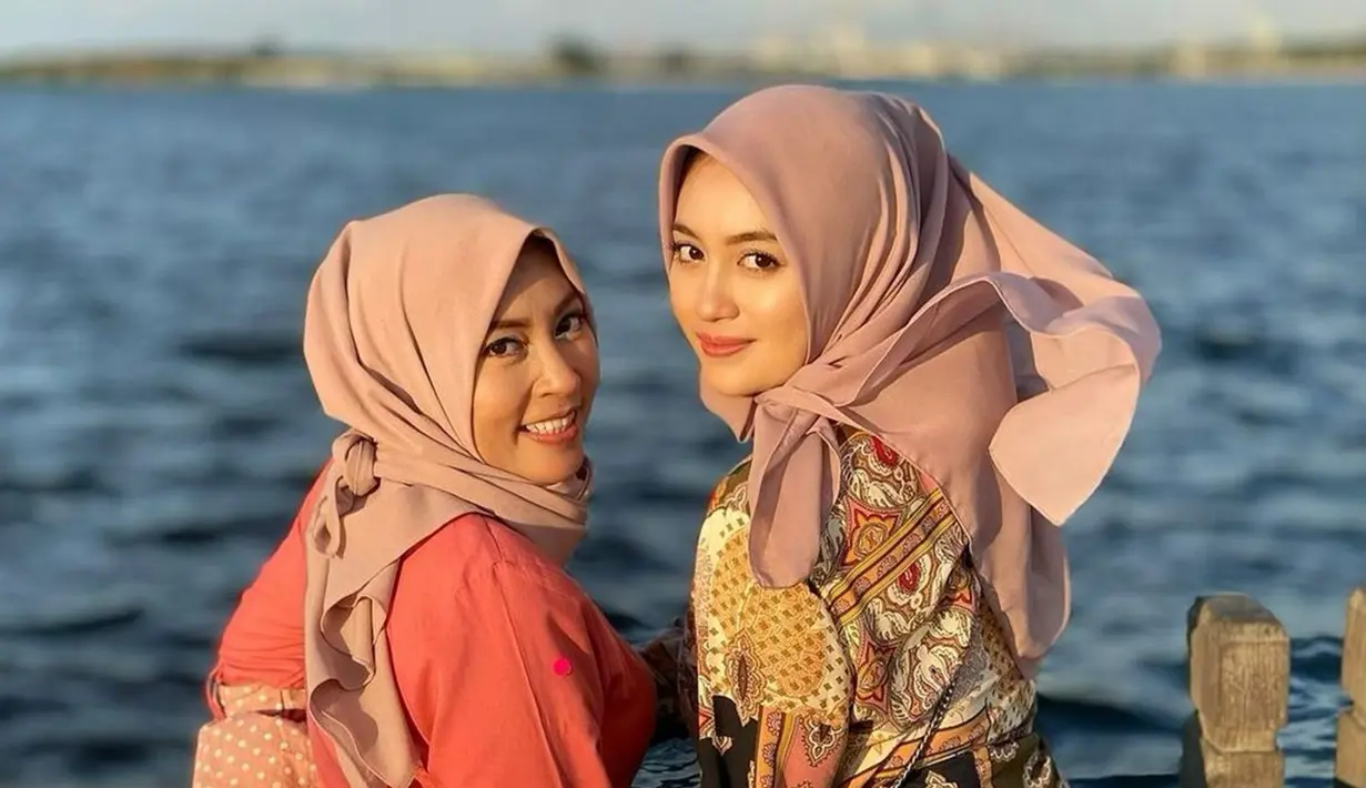 Nabilah Ayu sudah berusia 23 tahun, namun ibundanya masih terlihat seperti gadis. Lewat keterangan unggahannya, eks member JKT48 ini pernah unggah jika sang bunda memang sering dikira teman hingga kakak Nabilah ketika jalan bareng. OOTD-nya selalu stylish, tak heran jika banyak yang menyebut jika Ratna K. Rita adalah kakak Nabilah Ayu. (Liputan6.com/IG/@nblh.ayu)