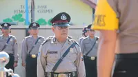 Aiptu Parsono, sang polisi baik hati Kebumen menerima penghargaan dari Kapolres Kebumen. (Foto: Liputan6.com/Polres Kebumen/Muhamad Ridlo)
