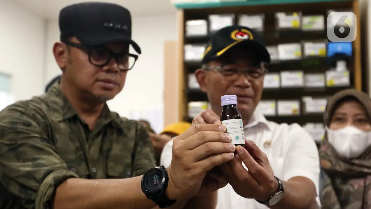 Menko PMK Muhadjir Effendy Bersama Wali Kota Bogor Bima Arya Sidak Obat Sirup Anak