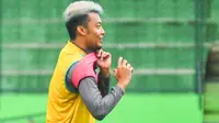 Bek Arema, Hamka Hamzah, tampil dengan rambut baru berwarna keemasan yang mengesankan tampilan bad boy padanya. (Bola.com/Iwan Setiawan)